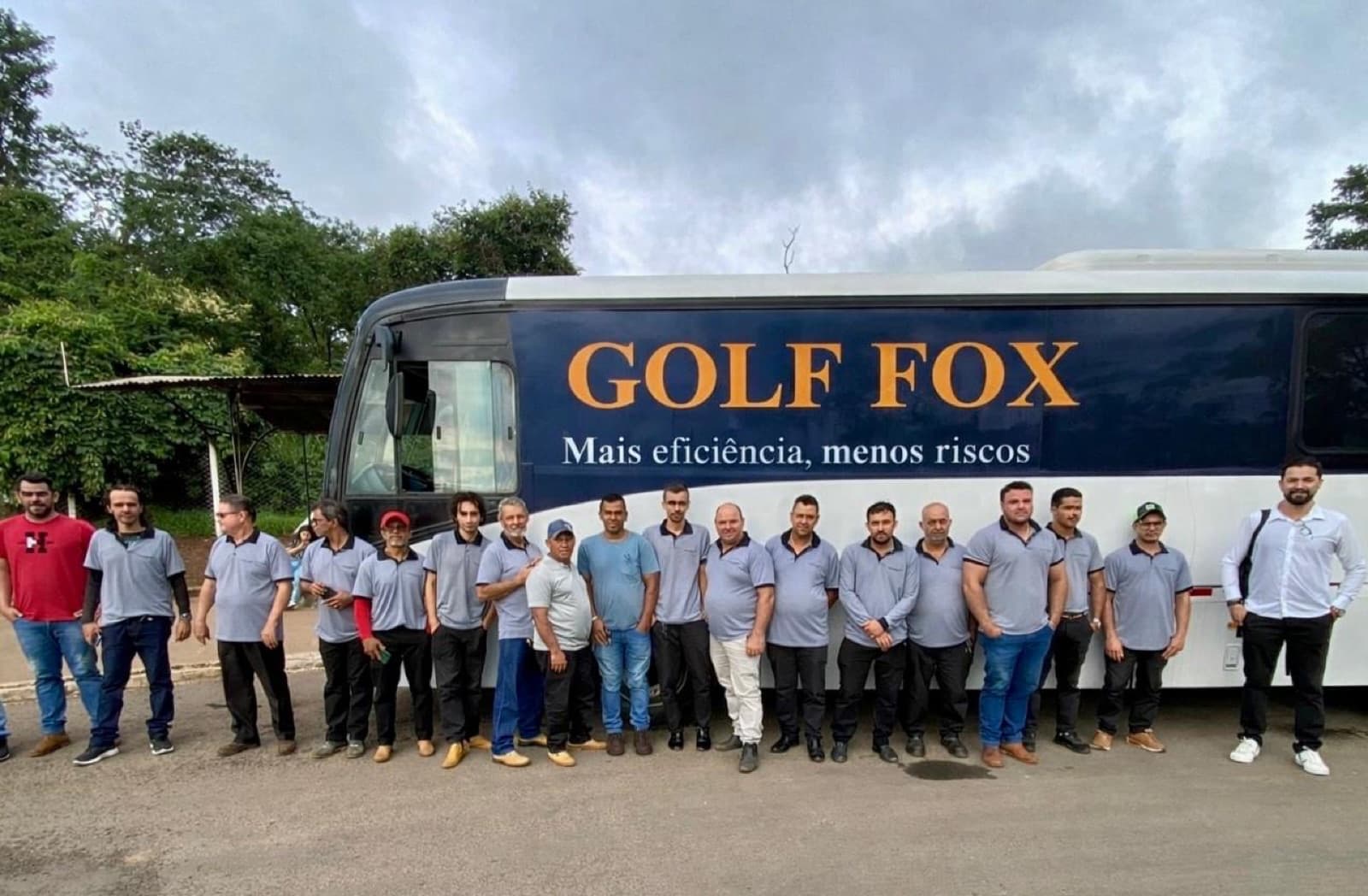 Equipe Golf Fox em frente ao ônibus da operação